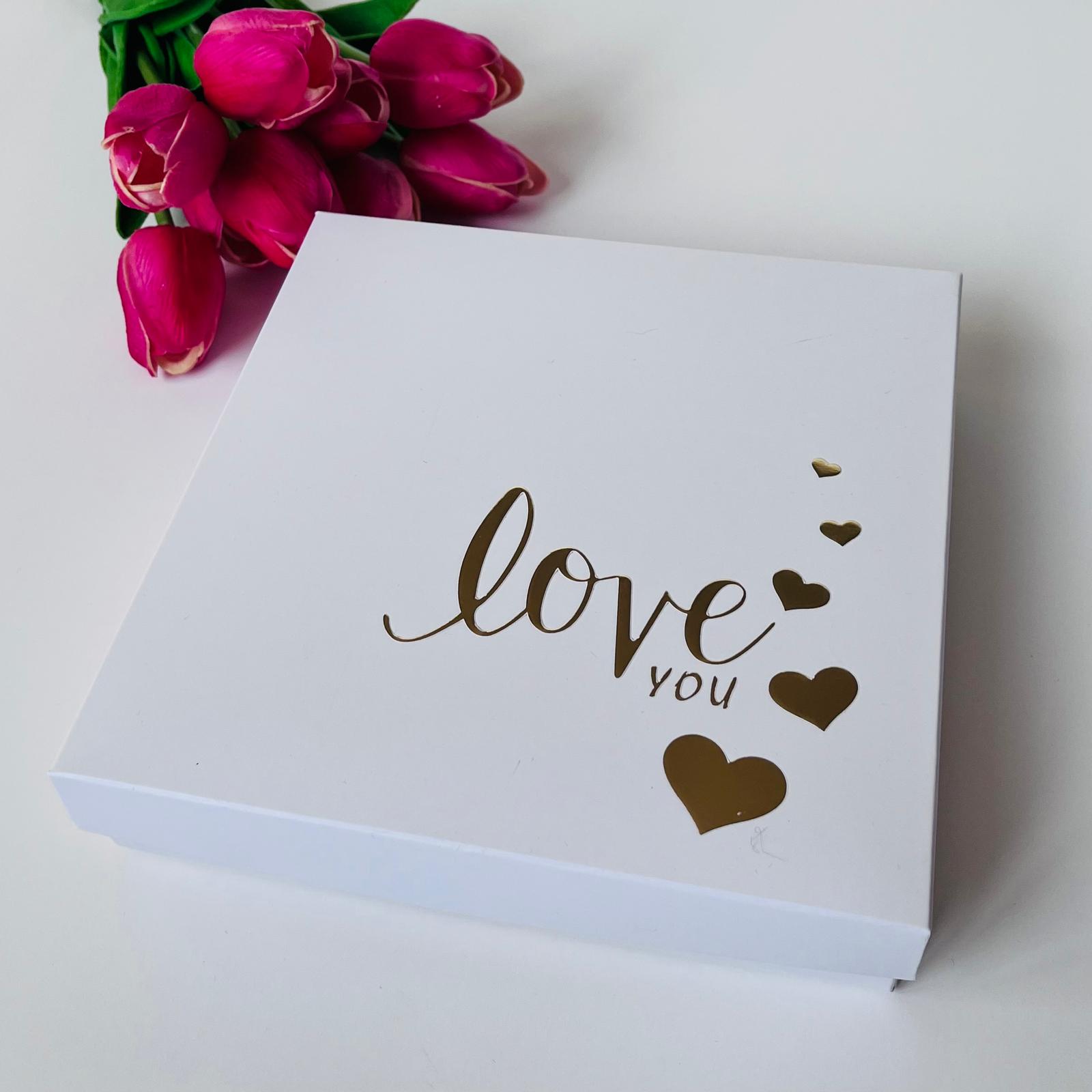 18x18x4 Gold Yaldız Love Baskılı Karton Kutu — galeri görseli